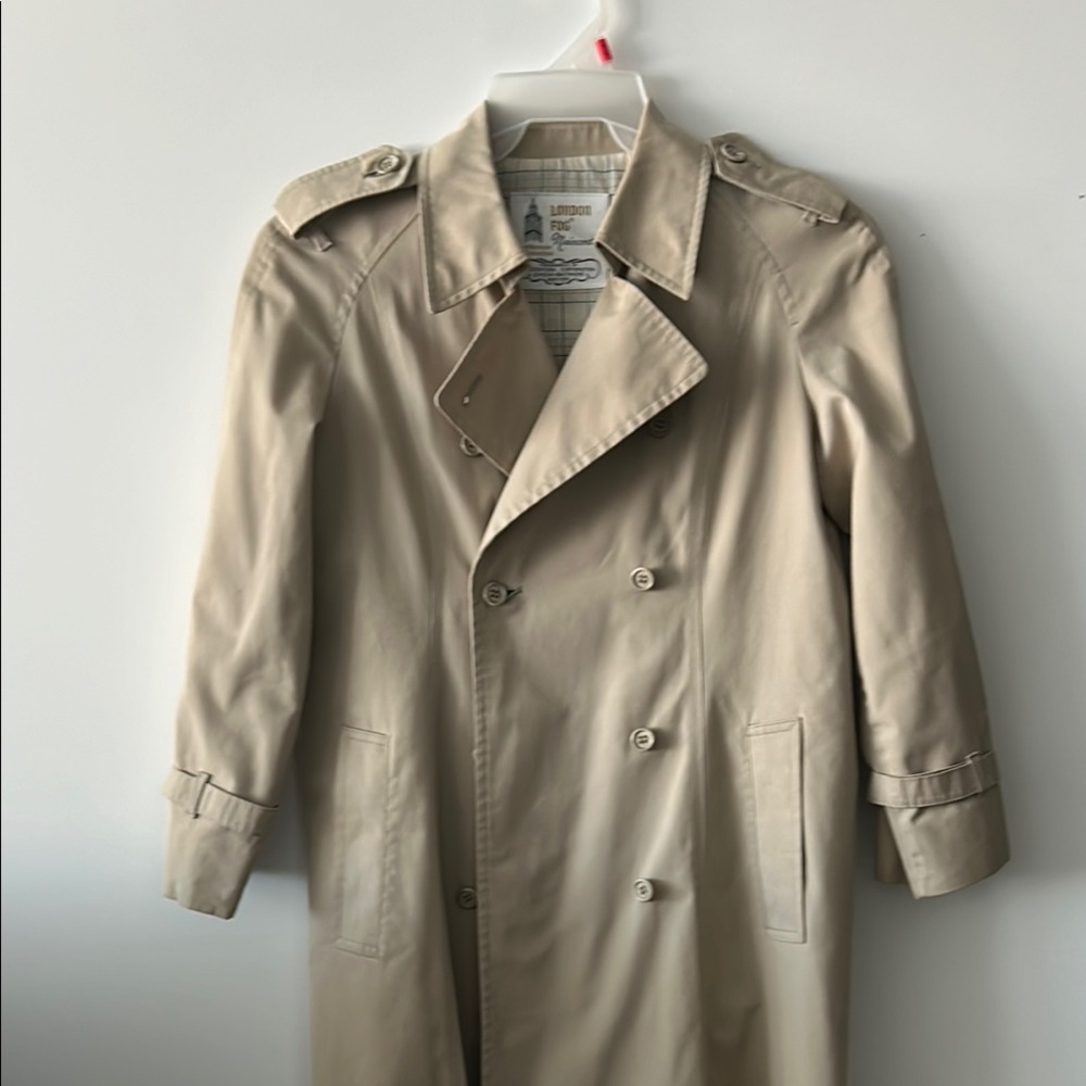 London Fog women’s  Tan Trench Coat size 8 perfect this time of year classy